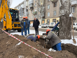 Кабель не витримав навантаження: у Запоріжжі енергетики повернули світло після аварії (фото)