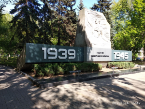 На Алеї Слави в центрі Запоріжжя встановлюють нові пам'ятні таблички - фото