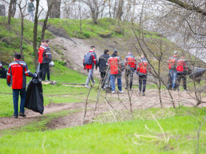Запорізькі металурги долучилися до весняного прибирання міста 