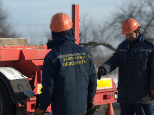 Відрами заливали оливу в трансформатор: на Запоріжжі енергетики вручну полагодили пошкоджену підстанцію (фото)