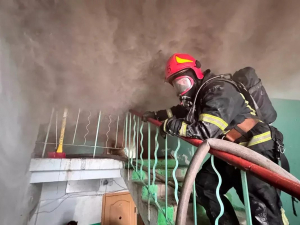 Жінок витягли з диму — у Запоріжжі вночі сталася пожежа в багатоповерхівці