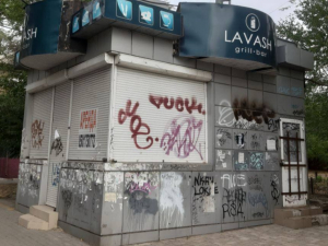 Демонтували за два дні - у Запоріжжі прибрали кіоск, який псував вигляд вулиці (фото)