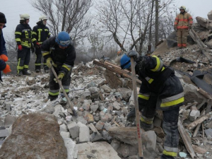 Запорізькі рятувальники закінчили розбирати завали на місці житлового будинку, який зруйнувала російська ракета