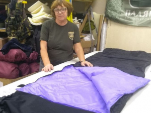 Запорізькі волонтери шиють для військових спальники з використанням нанотехнологій - фото
