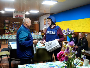 Мешканці нескореного міста Запорізької області плакали, отримуючи рідну газету - фото