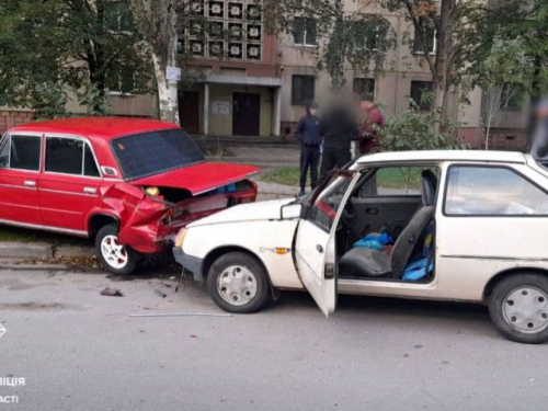 У Запоріжжі біля багатоповерхівки сталася ДТП - фото