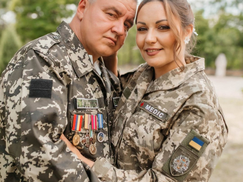 Боєць «КУБА» та медикиня «ЛАКЄЛЬ» побралися на Хортиці