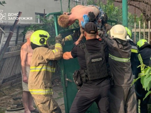 Спробував перелізти і пожалкував - у Запоріжжі чоловік проштрикнув ногу наскрізь та завис на паркані (фото)
