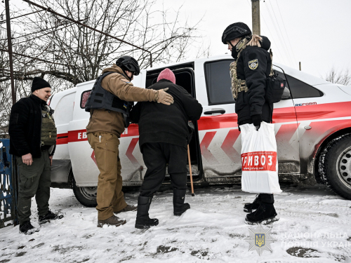 "Колись він возив алмази десь в Італії" - на Запоріжжі поліцейські евакуюють людей у броньованому фургоні (фото, відео)