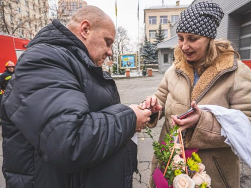 У київській пожежній частині рятувальник з Енергодара освідчився своїй коханій - фото