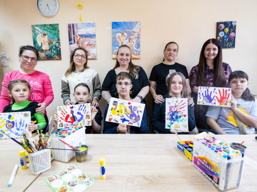 У запорізькому ком’юніті-центрі «Опліч Хаб» провели арттерапію для батьків і дітей