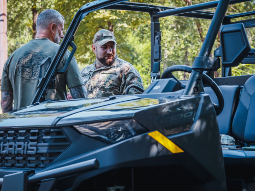 Вже понад 1350 автомобілів від "Сталевого фронту" допомагають військовим на передовій (відео)