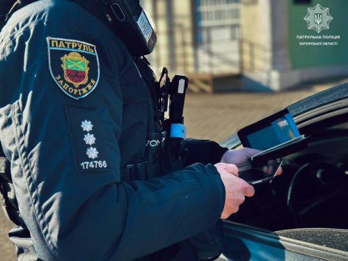 Вів себе неадекватно на дорозі - у Запоріжжі п'яний водій намагався «вирішити питання» з патрульними готівкою