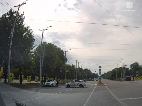 Патрульні даремно сигналили - водій у центрі Запоріжжя не зупинився на хвилину мовчання (відео)