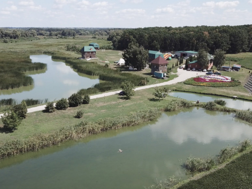 "Від цього я кайфую": як переселенець з Мелітополя відновлює на Черкащині базу відпочинку