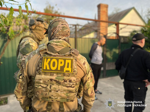 В двері постукали спецпризначенці - у Запоріжжі рецидивіст незаконно зберігав вдома кілька автоматів та купу патронів