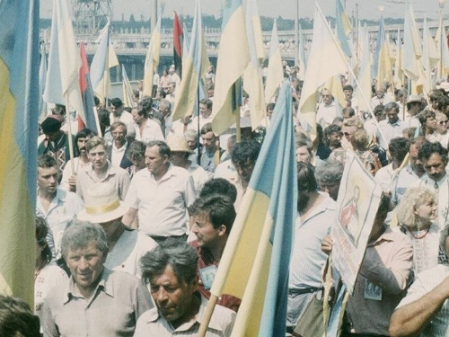 500 тисяч синьо-жовтих прапорів над радянським Запоріжжям – публікуємо щоденник учасника подій