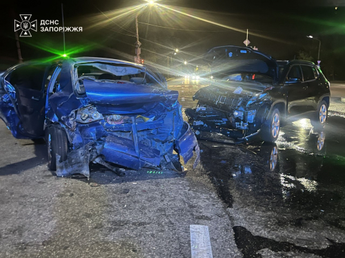 Пасажира затисло в понівеченому авто: у Запоріжжі рятувальники деблокували потерпілого після ДТП (фото)