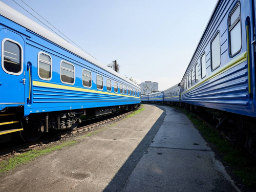 Поїзди, що слідують до Запоріжжя, затримуються через російський обстріл