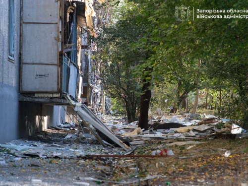"Вогонь, уламки, скло" - очевидці про ракетний удар по Шевченківському району Запоріжжя (фото, відео)