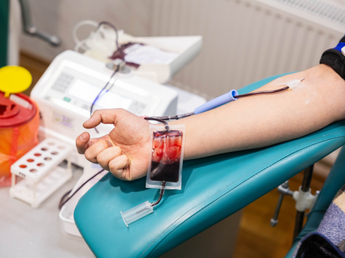 Потреба – рятувати життя: запорізькі металурги провели першу цього року донорську акцію 