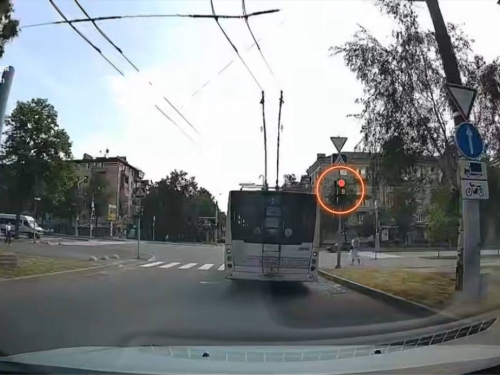 Допомогло відео — у Запоріжжі відшукали водія тролейбуса, який порушив правила на перехресті (фото, відео)