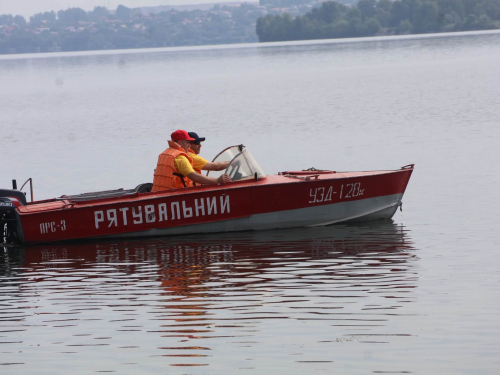 На Молодіжному пляжі 15-річний хлопець знесилився у воді, але відпочивальник, який був поруч, допоміг йому дістатися берега.