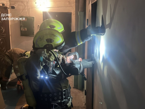У Запоріжжі в багатоповерхівці спалахнула пожежа - вибратись живою жінці допомогли рятувальники (фото)
