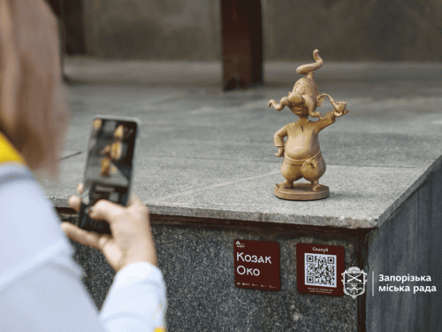 У Запоріжжі встановили мініскульптури козаків із мультфільму
