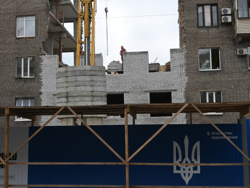 Прокладають мережі та встановлюють вікна - як просувається відбудова багатоповерхівок у центрі Запоріжжя (фото)