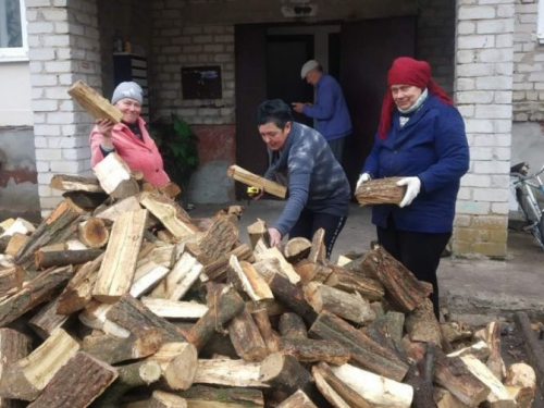 Жителям прифронтових громад Запорізької області почали видавати безкоштовні дрова