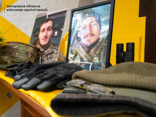 «Дуже важко без нього жити» - у Запоріжжі відкрили меморіальну табличку на честь загиблого Героя Олександра Докукіна (фото)