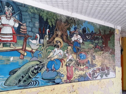 У покинутому дитячому таборі під Запоріжжям виявили незвичайні фрески минулого століття - фото