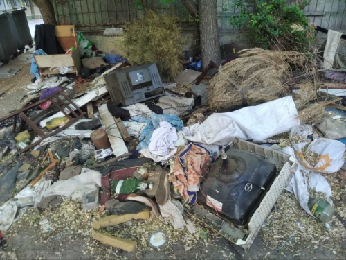 У Запоріжжі навпроти житлового будинку виявили сміттєзвалище (фото)