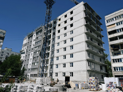 Відновили стіни та ремонтують балкони - як просувається відбудова двох багатоповерхівок на вулиці Запорізькій (фото)
