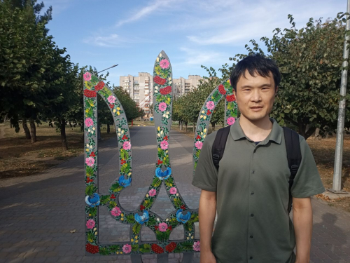 Гість з Японії Масато Кавазу у прифронтовому Запоріжжі, в Хортицькому районі. Фото Світлани Олійник