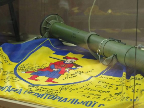 Від козаків до ЗСУ – у Запоріжжі відкрили виставку культових речей і зброї різних епох (фото)