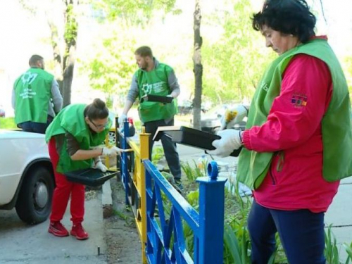 Переселенці з Маріуполя виходять на суботники у Запоріжжі