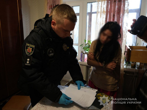 Запоріжанка віддала за гроші одну свою дитину і хотіла продати другу, але не встигла, фото Нацполіції