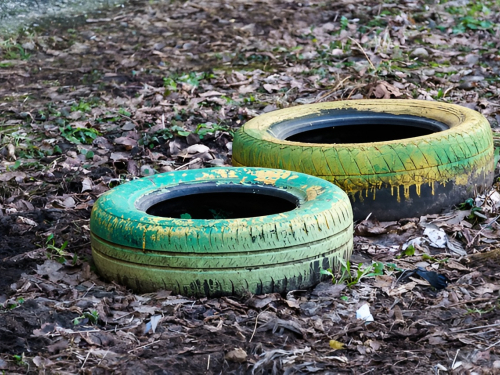 Покришки у дворі: мешканці Запоріжжя поскаржилися екологам на небезпечні відходи (фото)