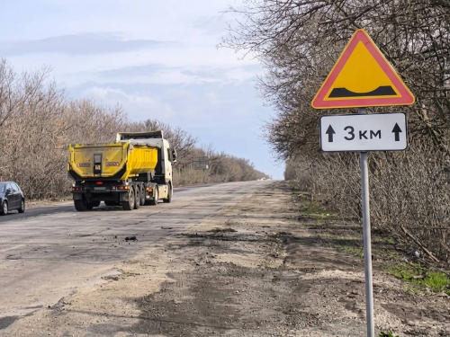 На важливих трасах  Запорізької області обмежують швидкість транспорту — водіям пояснили причини (фото)