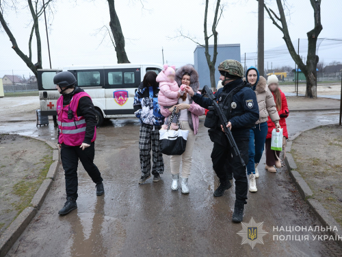 "Аби тільки не прилетіло в хату" - з Кушугума на світанку вивезли ще 19 дітей (фото, відео)