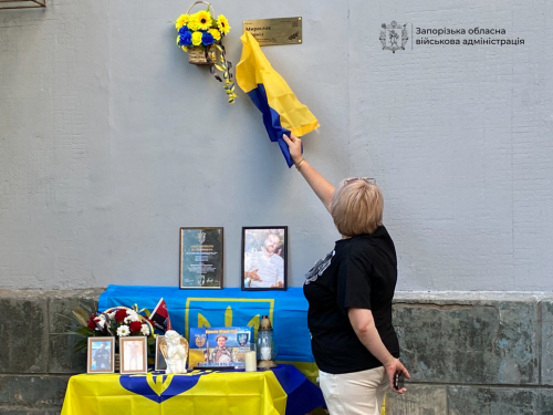 Пішов добровольцем на останнє завдання – у Запоріжжі морпіху відкрили меморіальну дошку (фото)