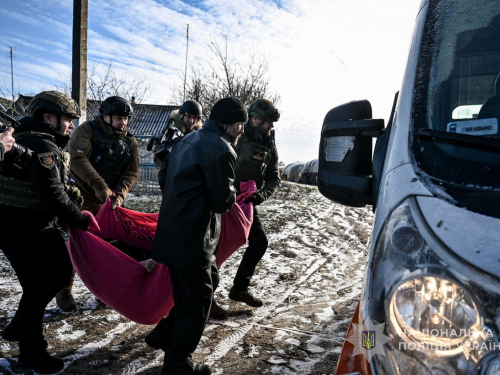 Під прицілом дронів : як поліцейські евакуювали дітей, дорослих та песиків з Таврійської громади