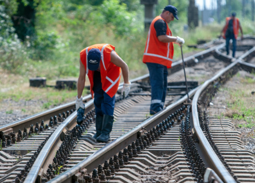 Поїзди до та із Запоріжжя курсують із затримками через масовані обстріли на Кіровоградщині