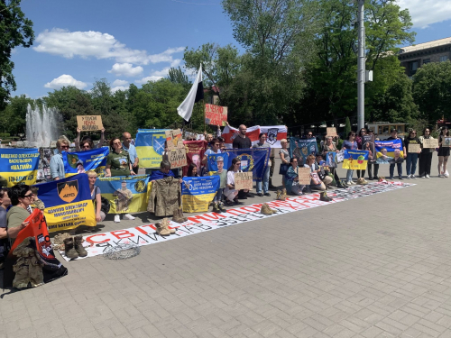 Берці та світлини на маскувальній сітці - у центрі Запоріжжя відбулася акція-перформанс на підтримку полонених (фото)