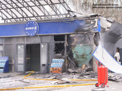 Понівечена автозаправка у Запоріжжі внаслідок атаки росіян 24 березня 