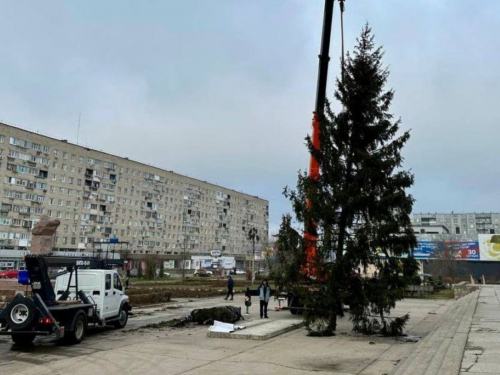 Окупанти встановили у центрі Енергодара облізлу ялинку - фото