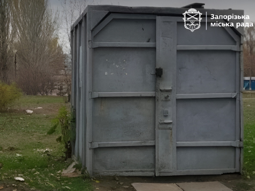 Без примусу та витрат з бюджету — у Запоріжжі власник сам прибрав незаконну споруду (фото)