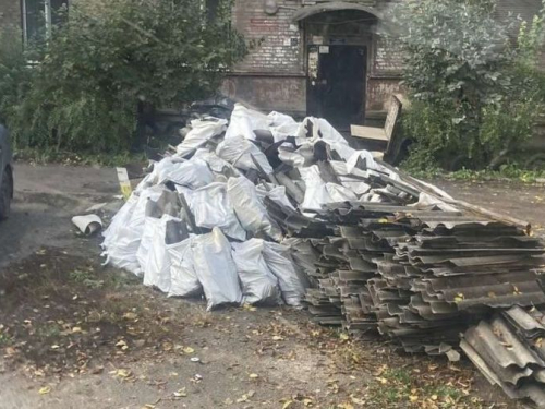 У Запоріжжі влаштували звалище будівельного сміття прямо на газоні - фото